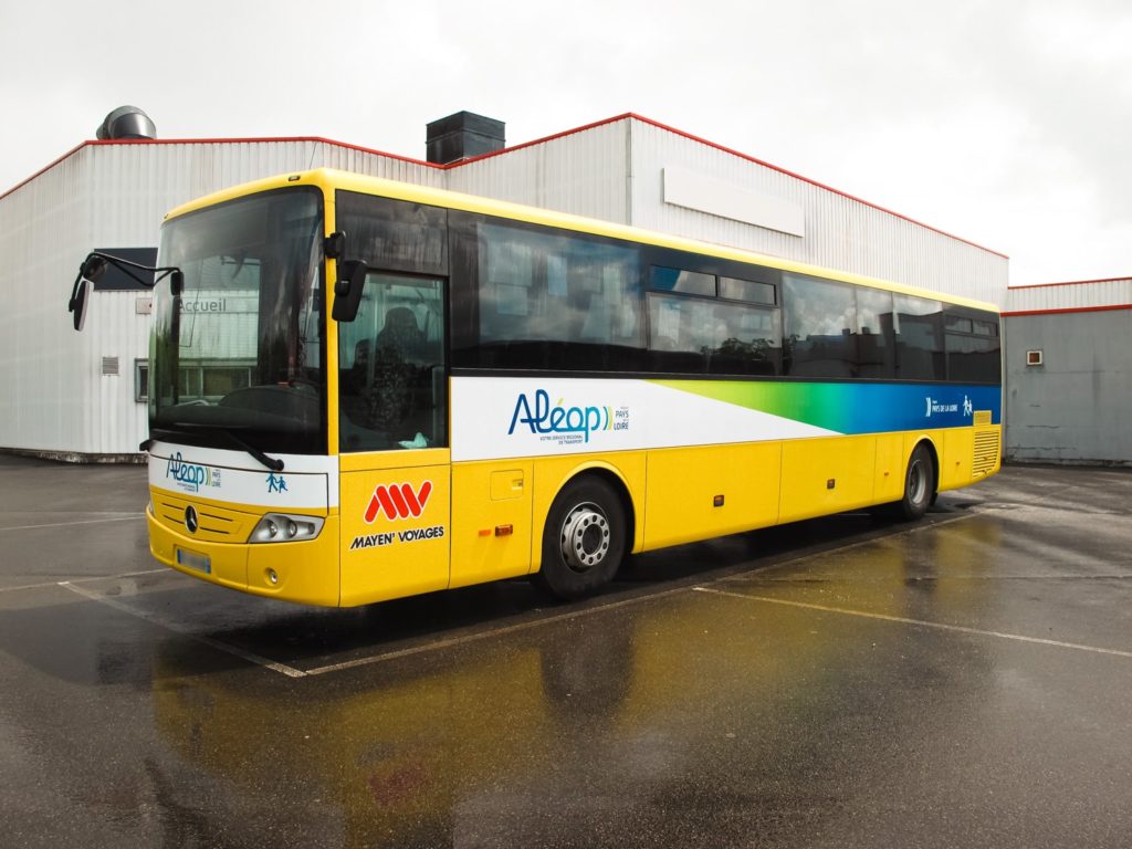 autocar avec un habillage d'une livrée Aléop