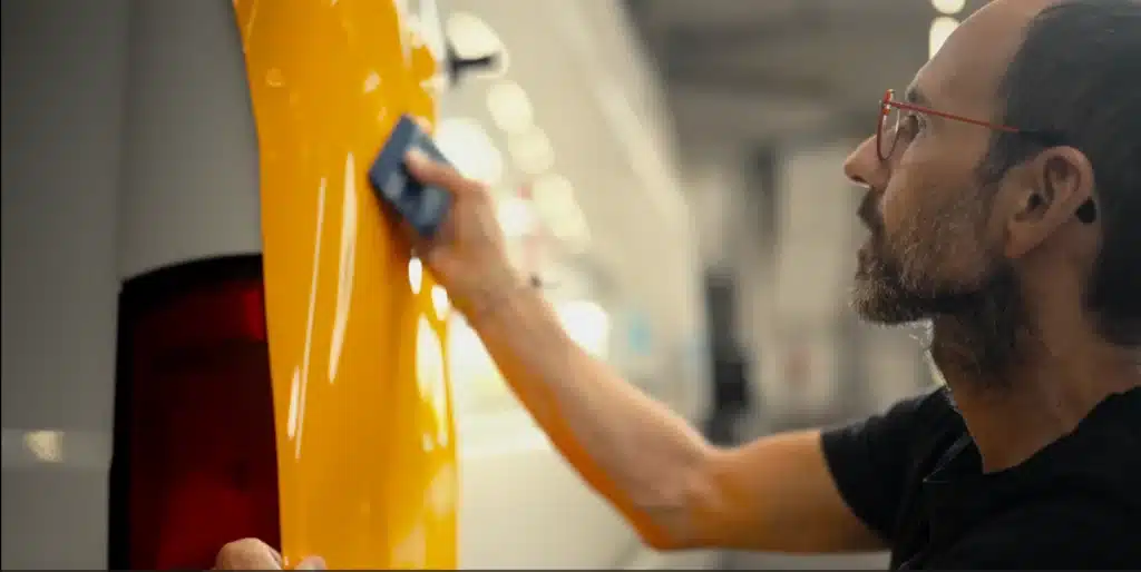 Poseur GRAPHITRUCK en train de mettre en place un covering sur un camion