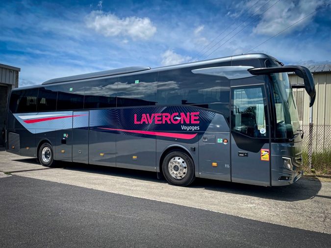 Pose d'adhésifs sur autocar pour Lavergne