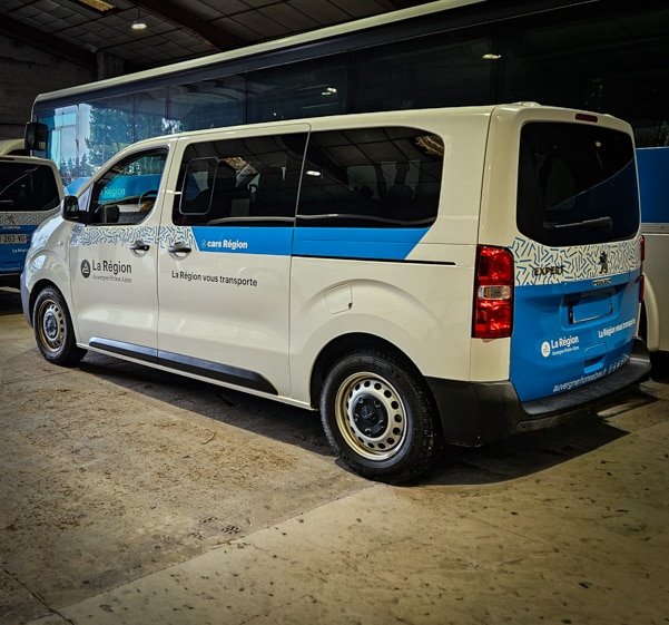 Covering sur la flotte de minibus des Transports de l'Ain dans la région Rhône Alpes