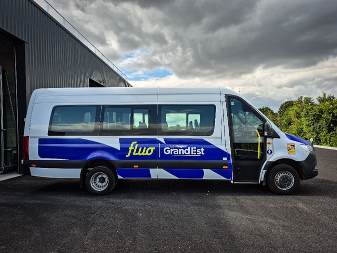 Covering partiel d'un minibus de la Région Grand Est