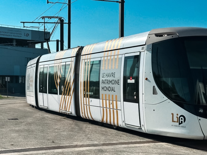 Covering d'un rame de tram du réseau de transport de la ville du Havre