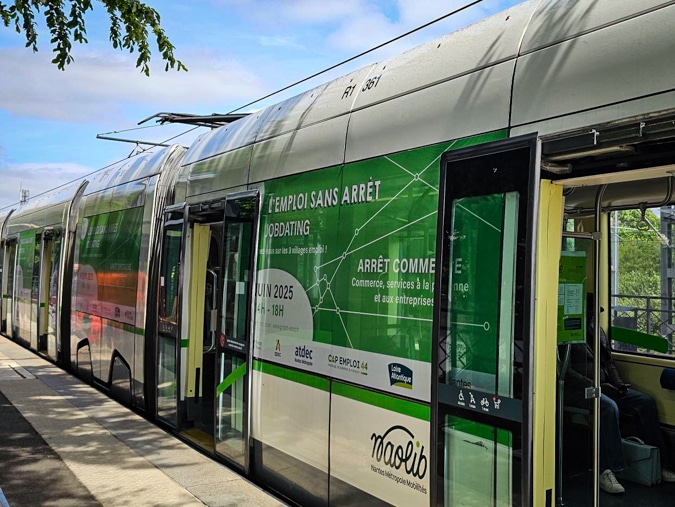 Flocage d'un tramway du réseau naolib