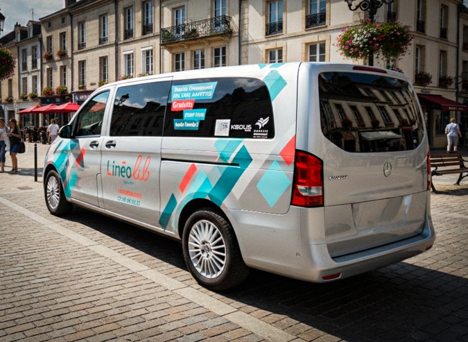 Minibus du réseau Linéolib, avec un covering posé par Graphibus