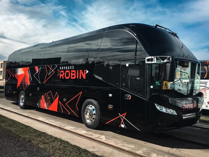 Covering posé sur un autocar des Voyages Robin