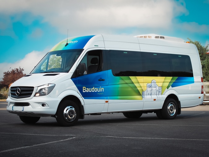 Pose d'un covering sur un minibus