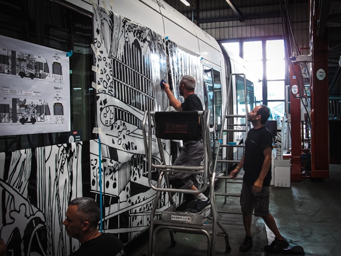Pose d'un covering sur un tramway