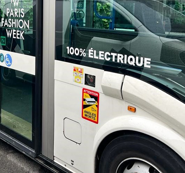 Sticker angle mort posé sur un bus