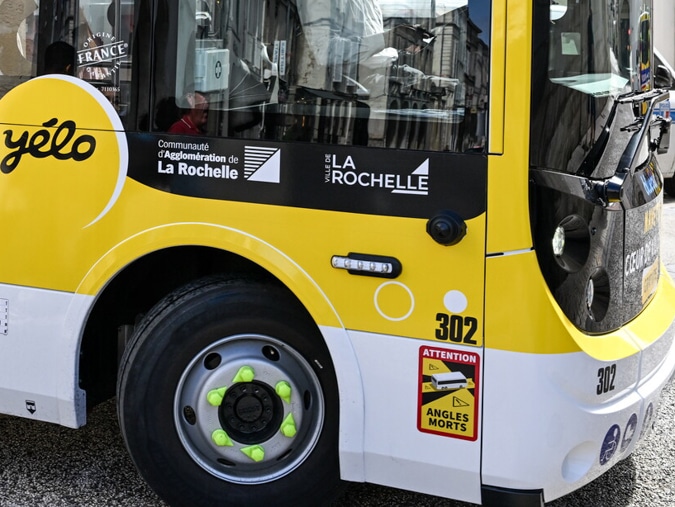 Autocollant angle mort sur le côté d'une navette autobus