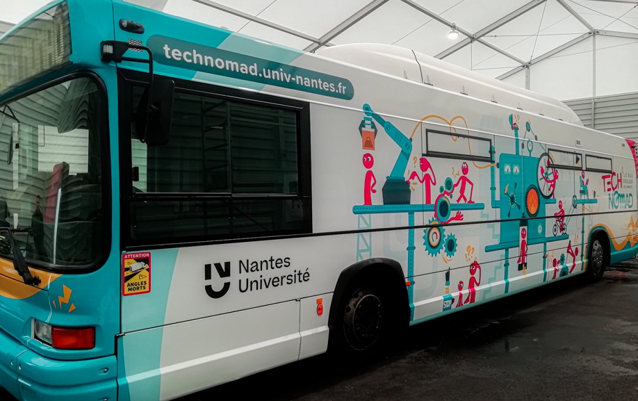Covering institutionnel sur autobus
