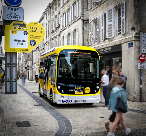 Covering d'un autobus navette pour Yélo, transports publics à La Rochelle