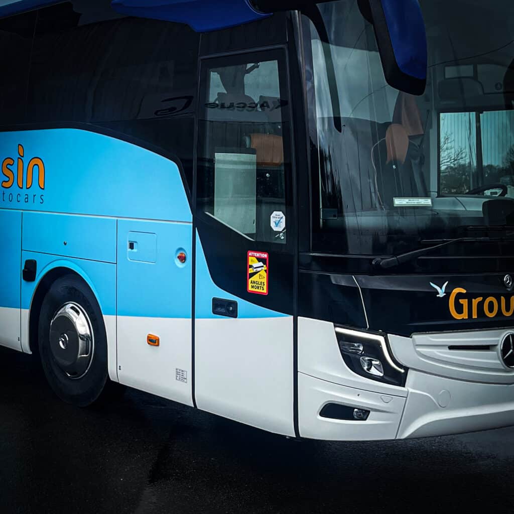 Bus avec autocollant angle mort sur la partie avant