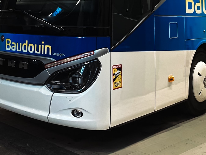 Sticker angle mort sur un autobus