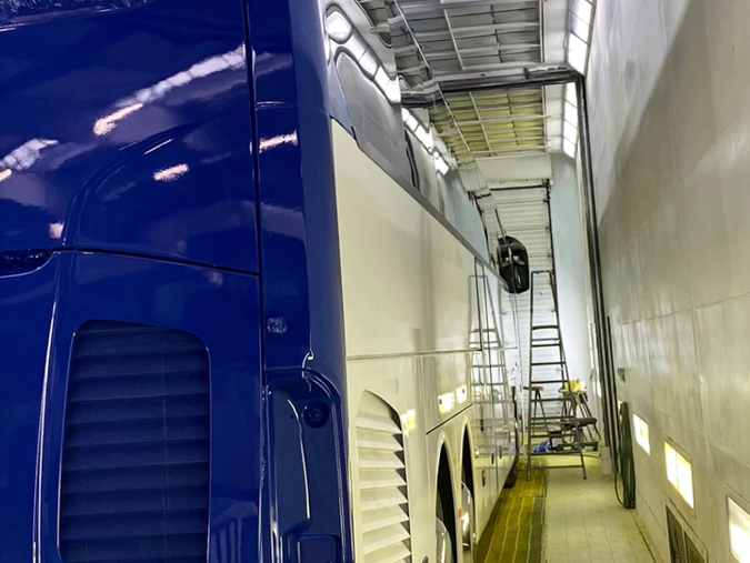 Vue intérieure d'une des cabines de peinture bus Graphibus