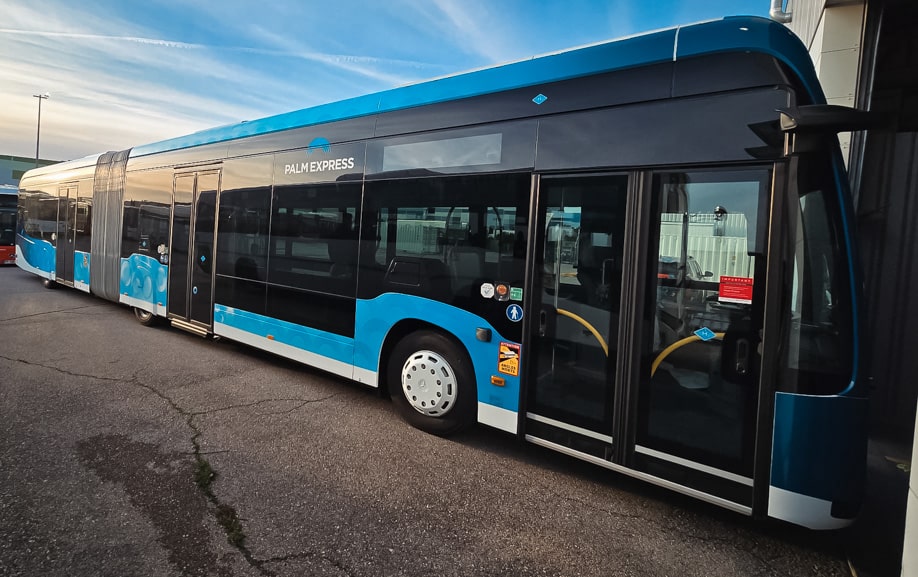 Vue latérale du bus Palm Express après pose du covering