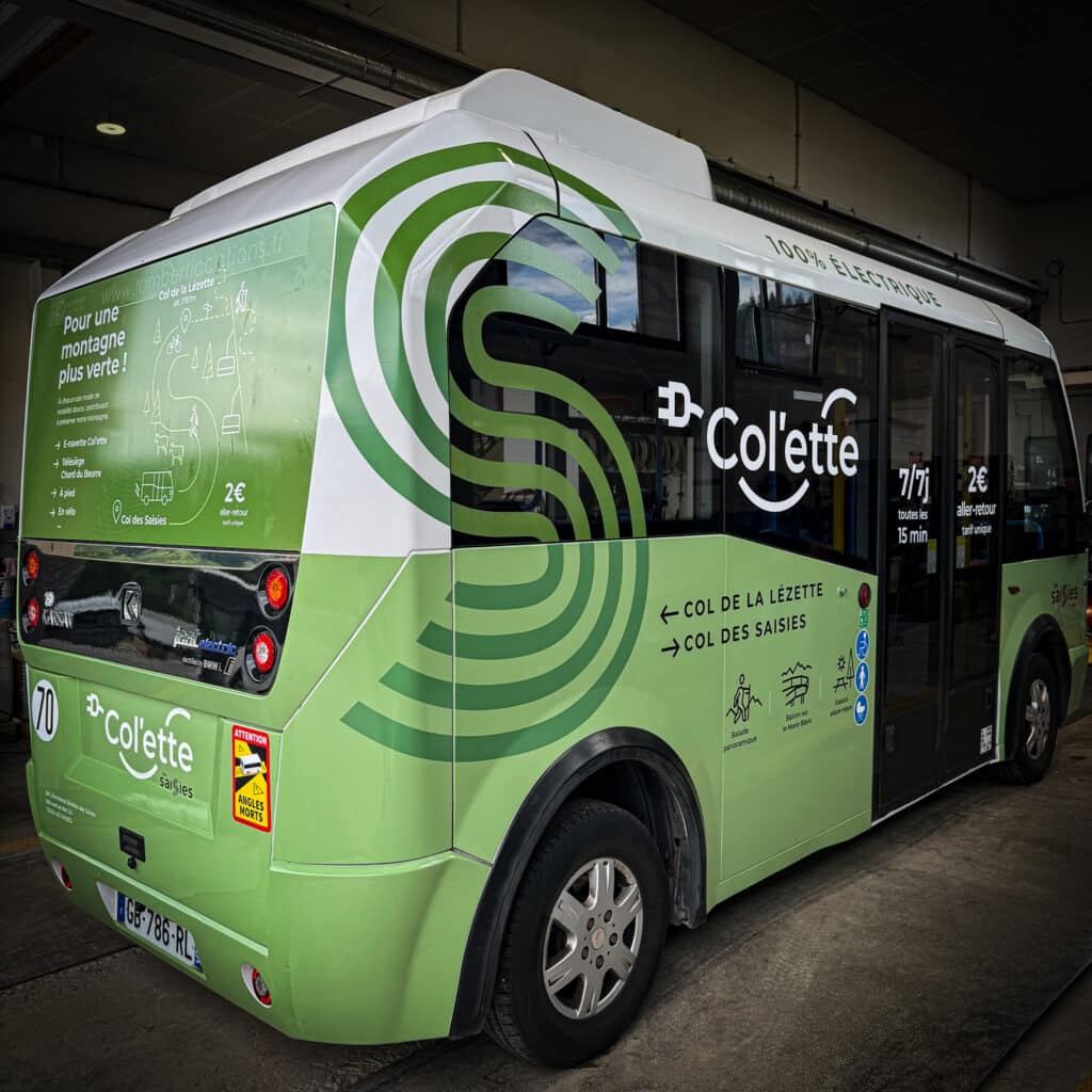 Covering de navette bus événementielle réalisée par Graphibus