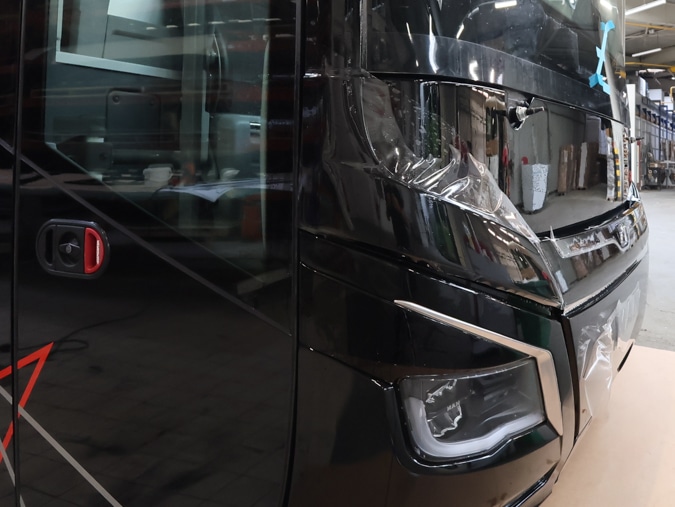 Protection de la carrosserie d'un autocar grâce à un covering de film bodyfence réalisé par Graphibus