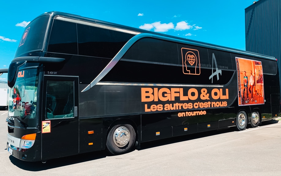 Livrée événementielle appliquée sur un bus de tournée musicale
