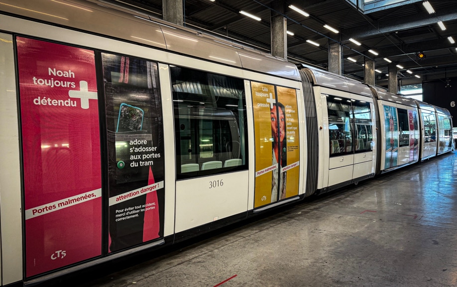 Film microperforé posé sur portes de tramway CTS Strasbourg