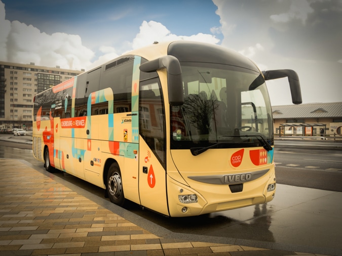 Pose d'un covering design sur un autocar