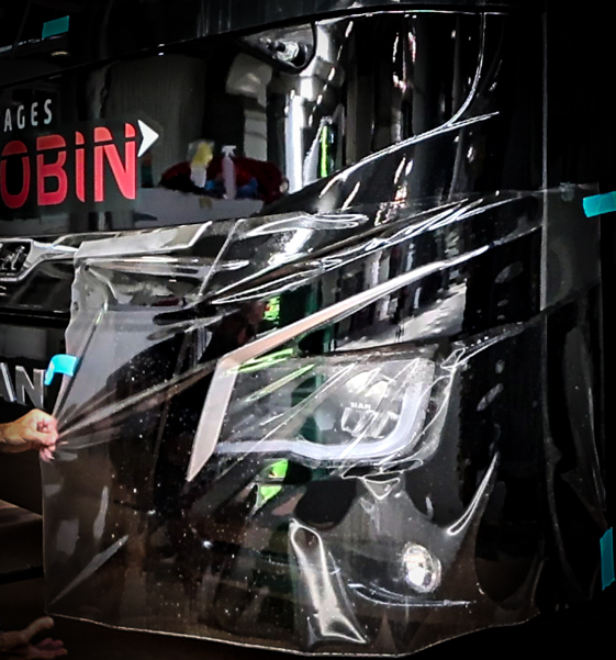Film de protection carrosserie en cours de pose sur un bus