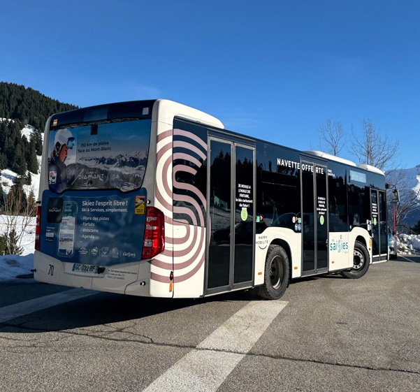 Flocage d'un bus de la station de ski des saisies