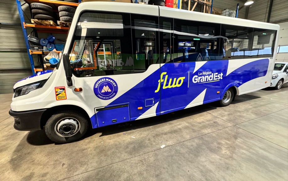 Pose de flocage de minibus sur INDCAR MOBI