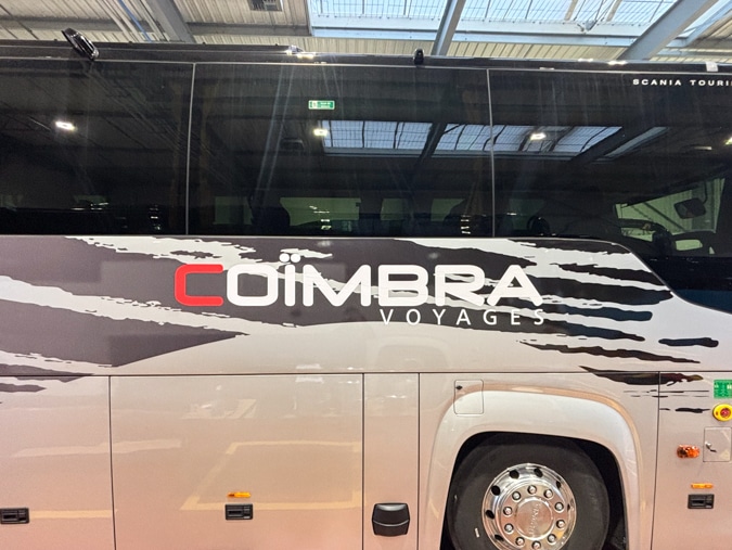 Flocage du latéral droit avec un sticker pour bus