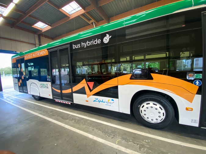 Habillage bus dans l'usine du constructeur par Graphibus