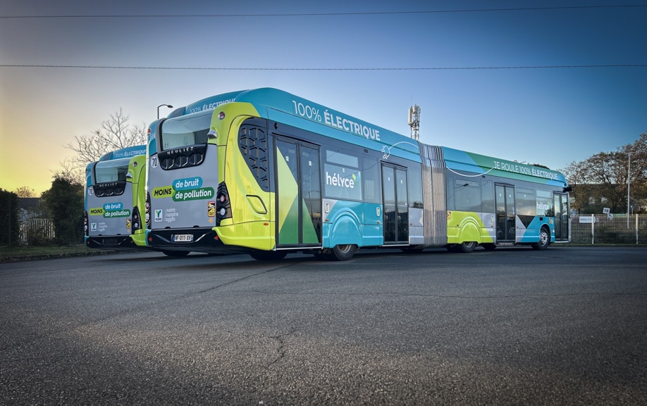 Bus articulé du réseau Ycéo Mobilités habillé par Graphibus