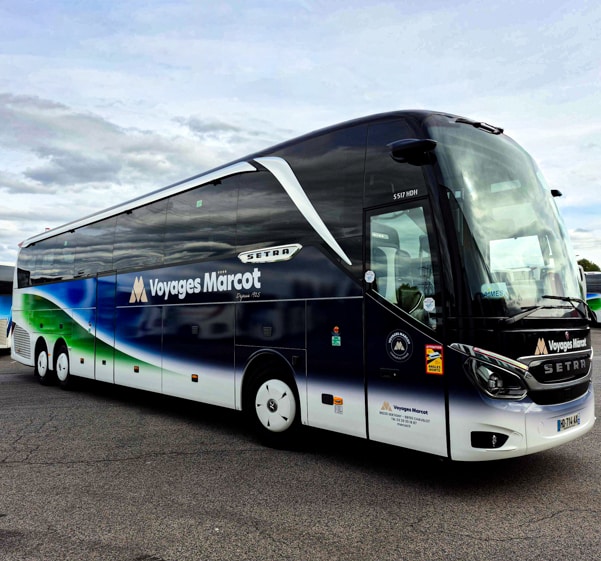 Marquage intégral sur un autocar de Marcot Voyages