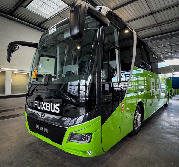 Habillage d'un car de voyage MAN pour Flixbus