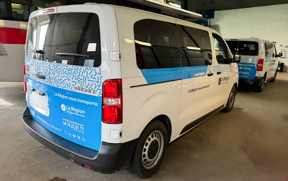 Flotte de minibus régionaux avec livrée homogène