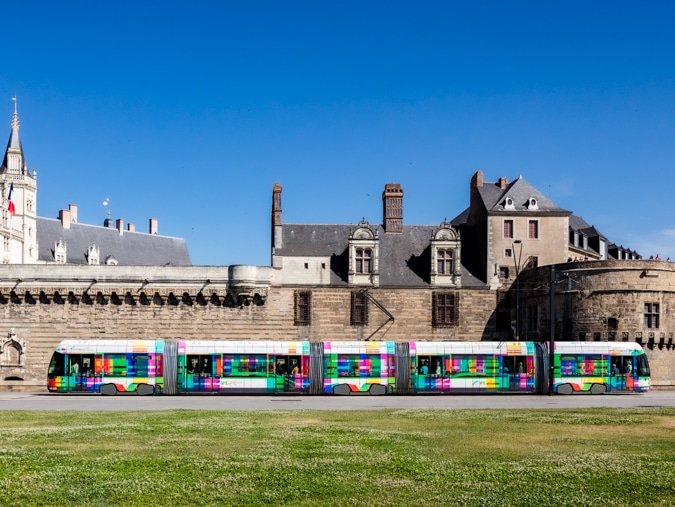 Habillage semi intégral d'un tram Nantais