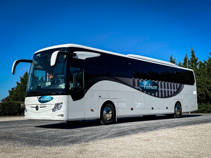 Habillage partiel d'un autocar d'une entreprise de tourisme