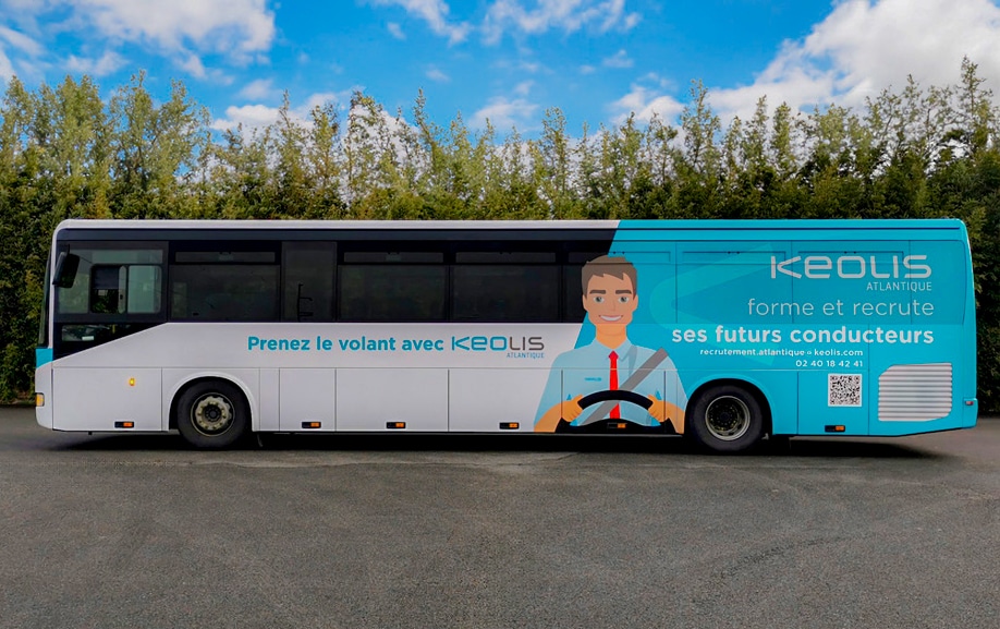 Pose d’adhésifs sur car Irisbus