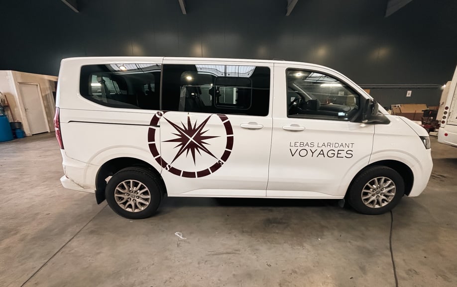 Livrée Lebas Laridant Voyages appliquée sur véhicule type Caravelle – vue latérale