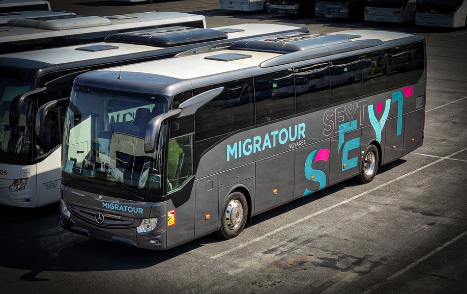 Livrée Schmitt Voyages appliquée sur autocar Mercedes Tourismo 12 m