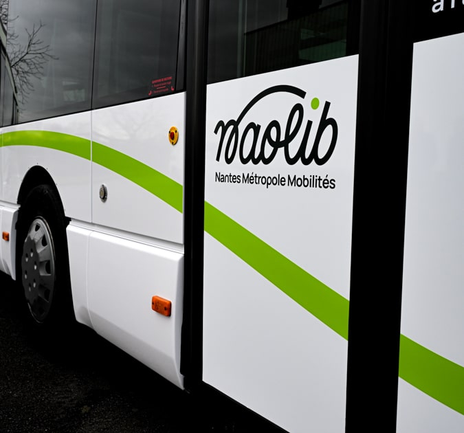 Covering sur un bus accordéon du réseau de transport Naolib
