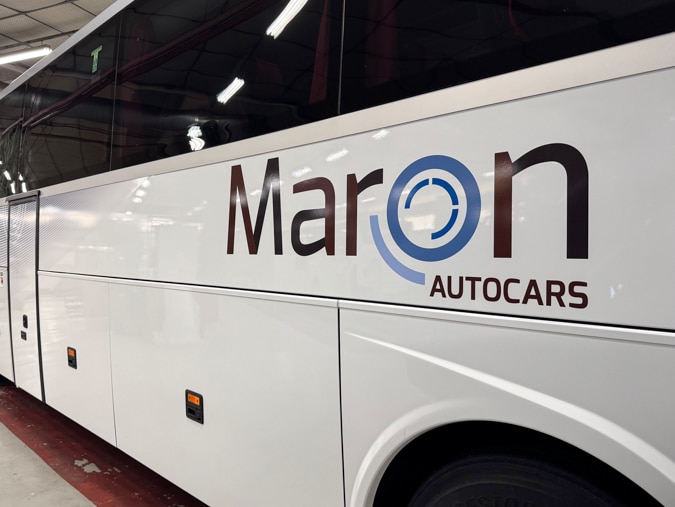 Flocage d'un logo sur le flanc d'un bus