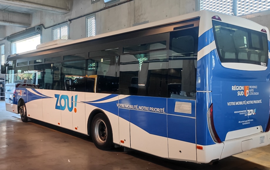 Livrée ZOU sur bus interurbain