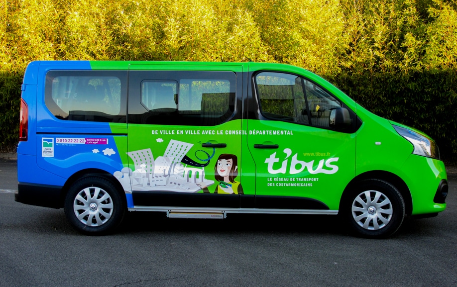 Habillage minibus Renault Trafic proposant un service de transport