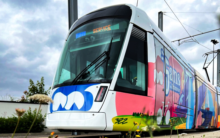 Personnalisation d'un covering de tramway pour un événement