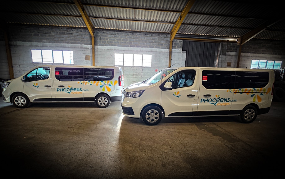 Pose de livrée sur minibus réalisée par Graphibus