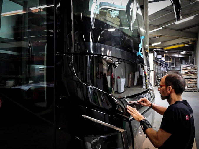 Pose d'un film bodufence sur un bus
