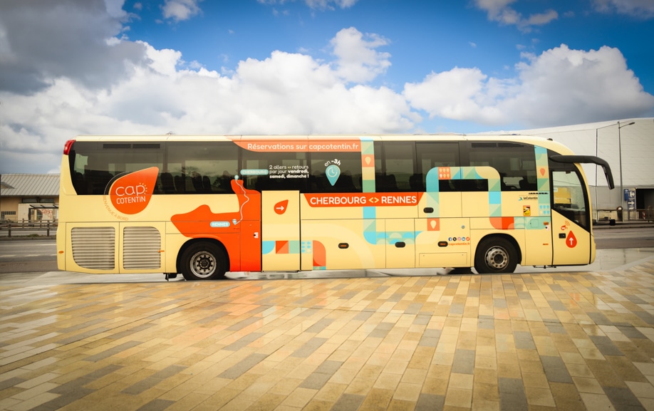 Détail de la livrée Cherbourg Rennes sur flanc d’autocar