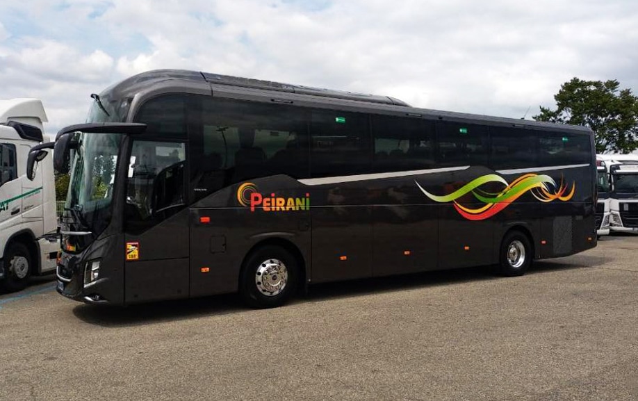 Pose d'une livrée sur autocar de tourisme