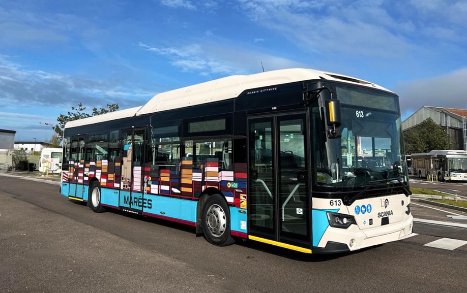 Pose de la livrée sur bus Scania