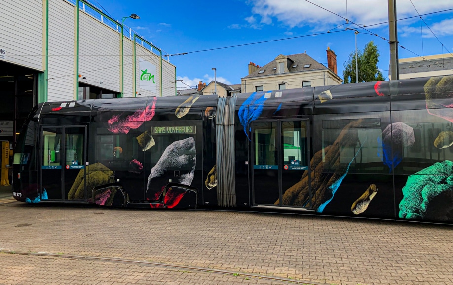 Livrée graphique sur tramway à Nantes