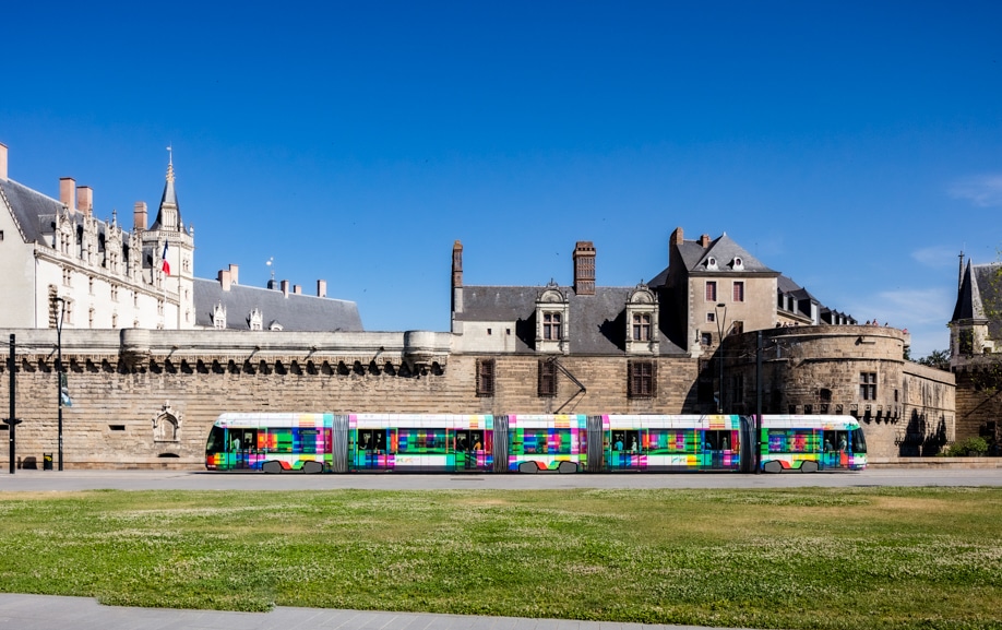 Pose d'adhésif sur un tramway semitan